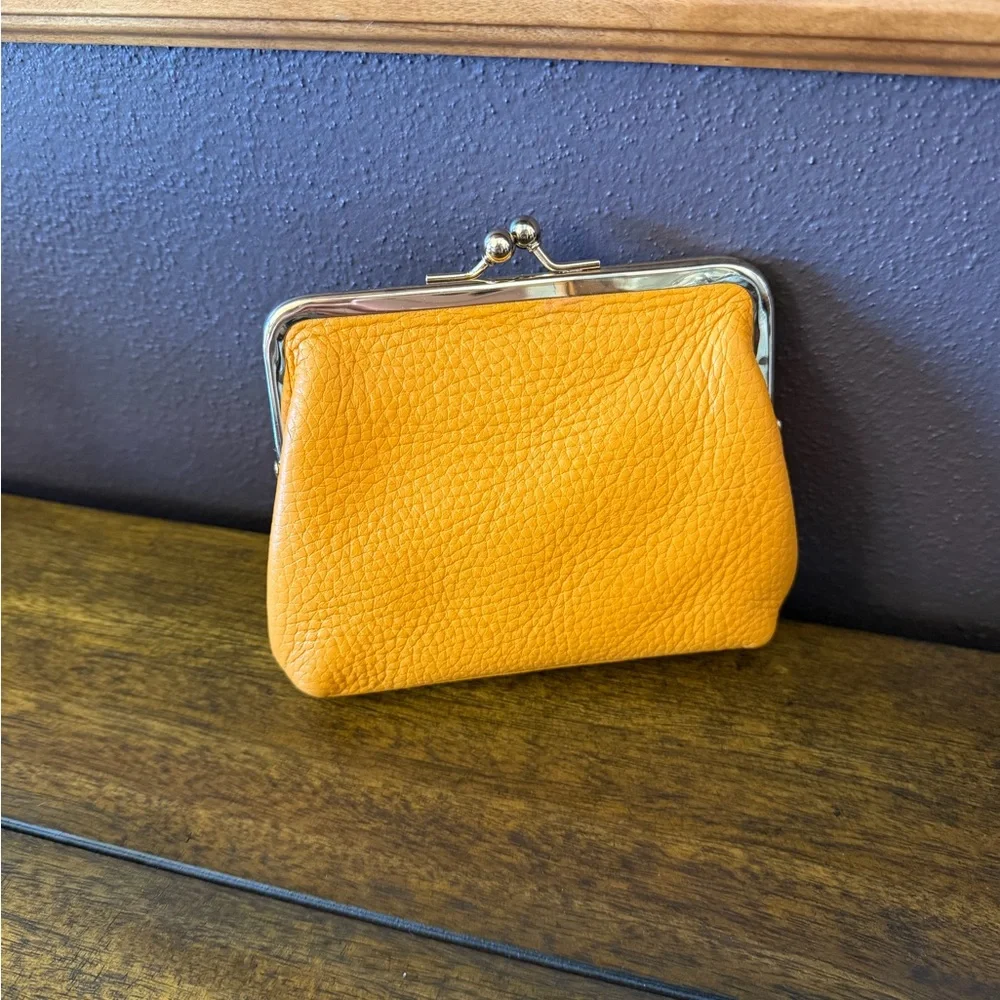 ✨NWOT -  Dooney & Bourke Pebble Leather Large Framed Kisslock Coin Purse✨